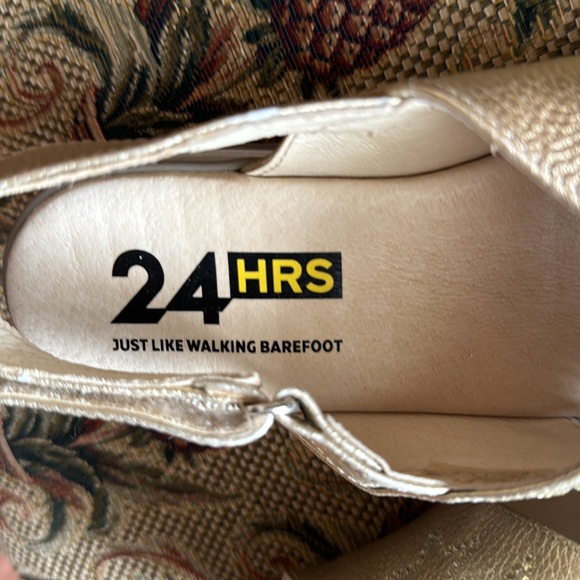 Gold sandal by 24 hr. Made in Spain. Size 37 ladies (7) like new. - Picture 4 of 5